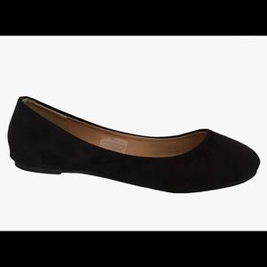 Women’s black flats